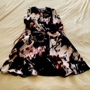 Like new! Simply Vera size S abstract sleeveless, v-neck dress (black & pink)